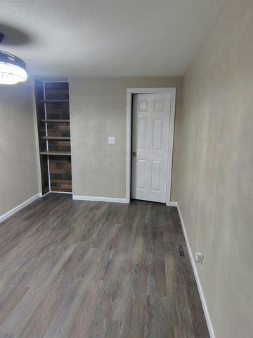 2302 E Mossman Ave, Wichita, KS 67214