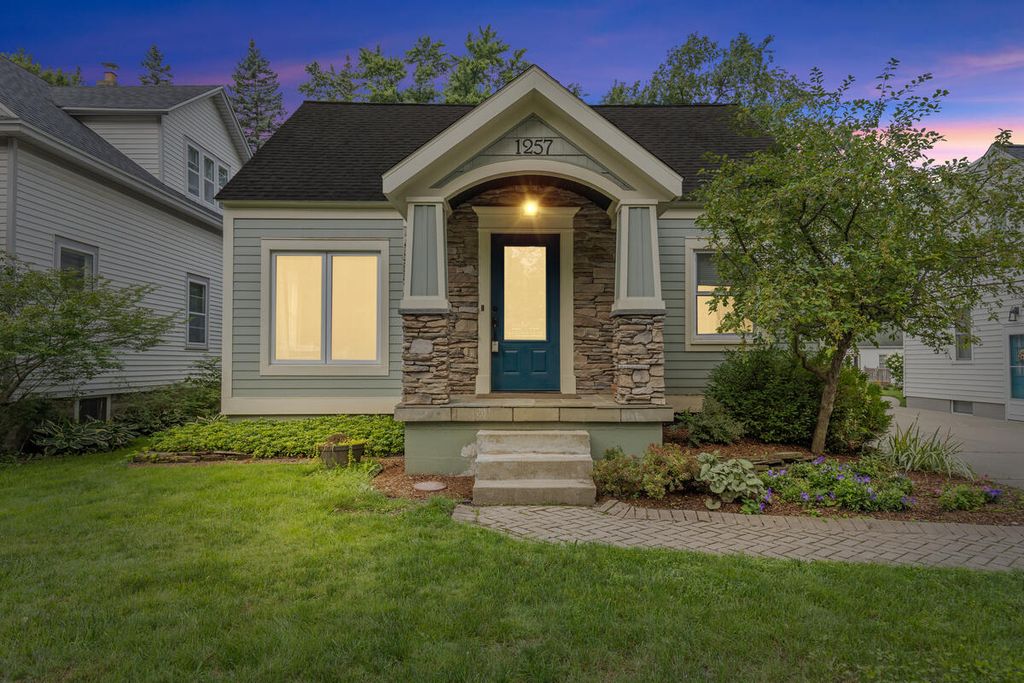 1257 Hillcrest Avenue, Grand Rapids, MI 49504