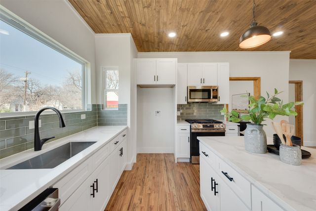 1305 E Peach Street, Fort Worth, TX 76102