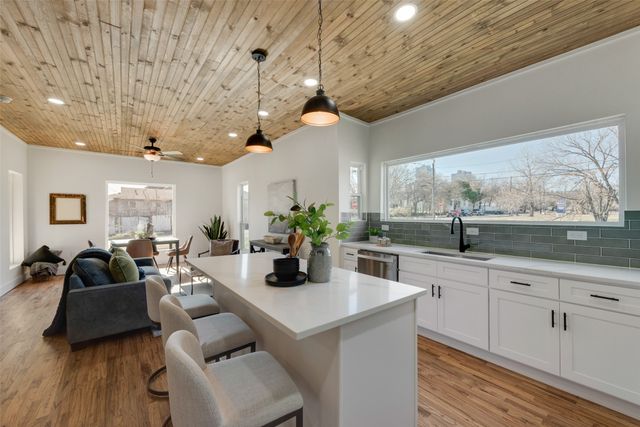 1305 E Peach Street, Fort Worth, TX 76102