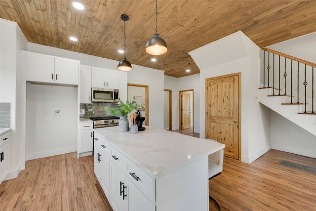 1305 E Peach Street, Fort Worth, TX 76102