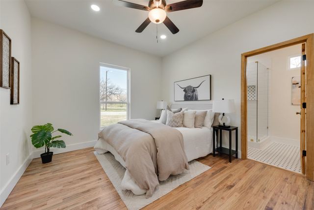 1305 E Peach Street, Fort Worth, TX 76102