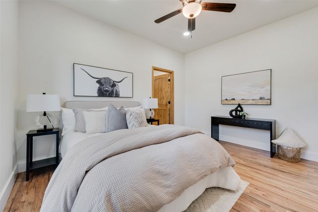 1305 E Peach Street, Fort Worth, TX 76102