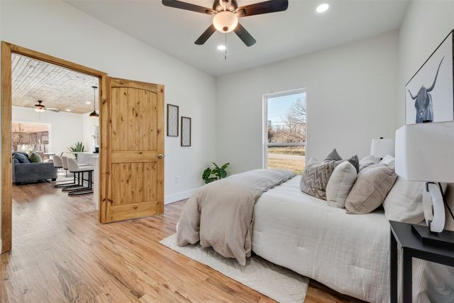 1305 E Peach Street, Fort Worth, TX 76102