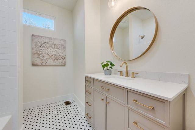 1305 E Peach Street, Fort Worth, TX 76102