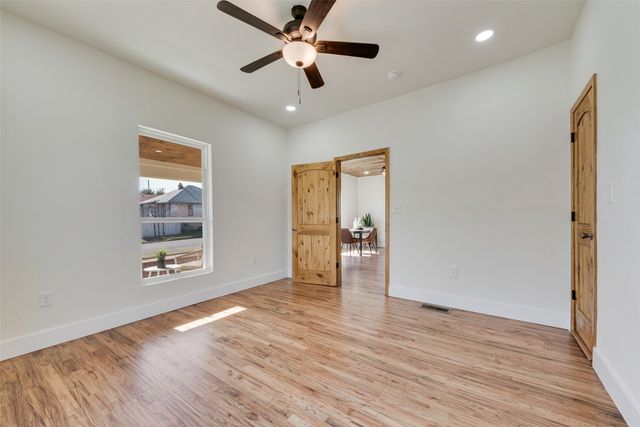 1305 E Peach Street, Fort Worth, TX 76102