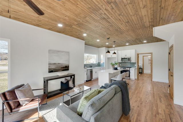 1305 E Peach Street, Fort Worth, TX 76102