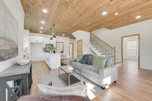 1305 E Peach Street, Fort Worth, TX 76102