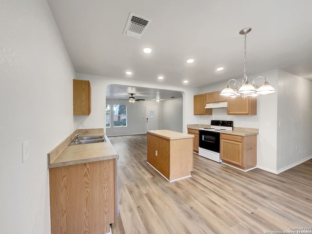 6010 BLOSSOM BND, San Antonio, TX 78218