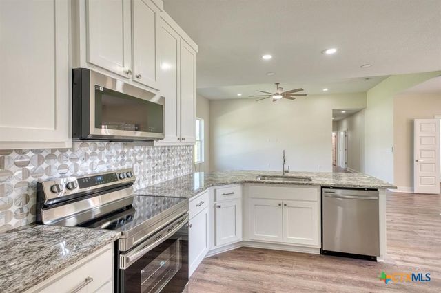 206 Oak Grove Parkway, Kingsland, TX 78639