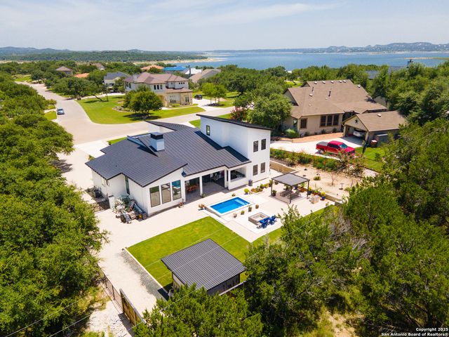 690 KINGS POINT DR, Canyon Lake, TX 78133