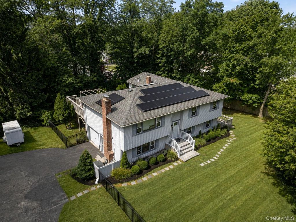 136 Woodhull Road, Huntington, NY 11743 — photo 2