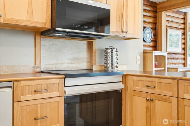 840 Wolverine Place, Camano Island, WA 98282