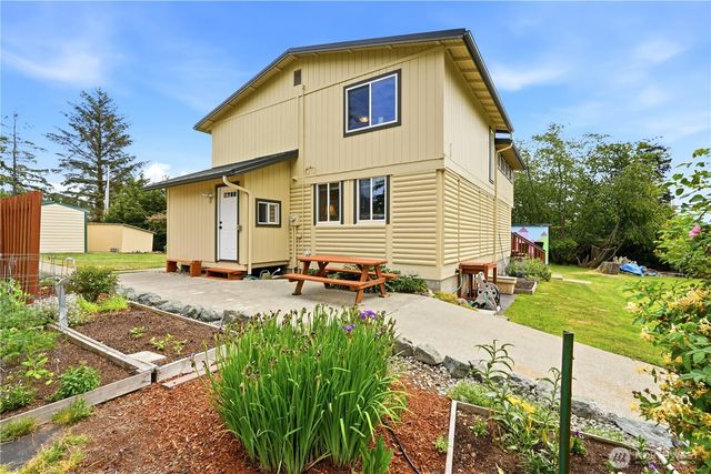 840 Wolverine Place, Camano Island, WA 98282