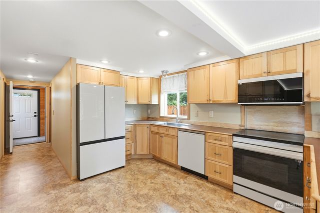 840 Wolverine Place, Camano Island, WA 98282