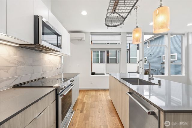 9043 C Mary Avenue NW, Seattle, WA 98117