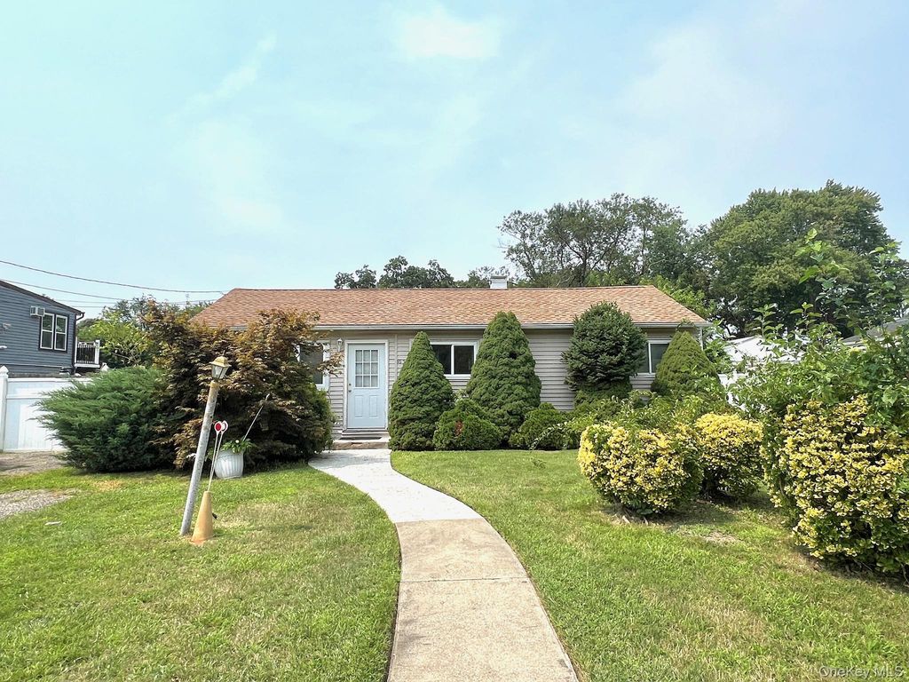 1656 N Thompson Drive, Bay Shore, NY 11706 — exterior