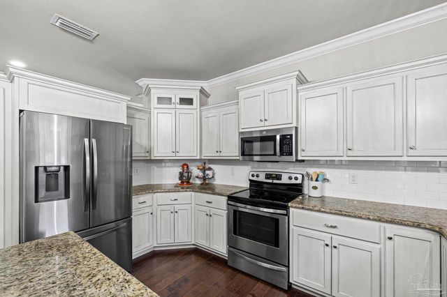 5442 Southlake Dr, Pace, FL 32571