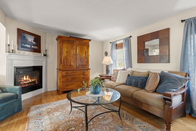 725 Waverly Rd, North Andover, MA 01845