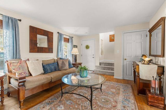 725 Waverly Rd, North Andover, MA 01845