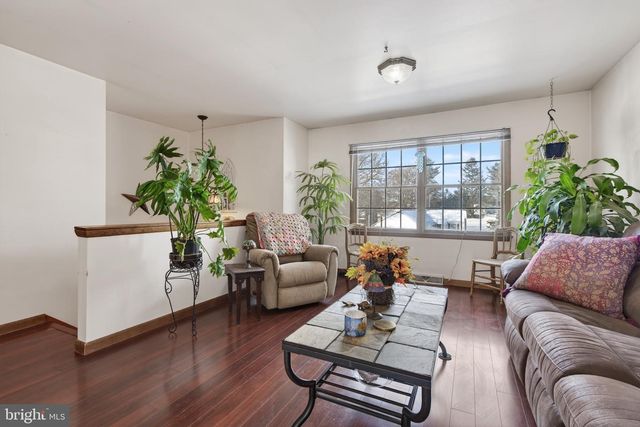 400 S PLUM ST, Mount Joy, PA 17552