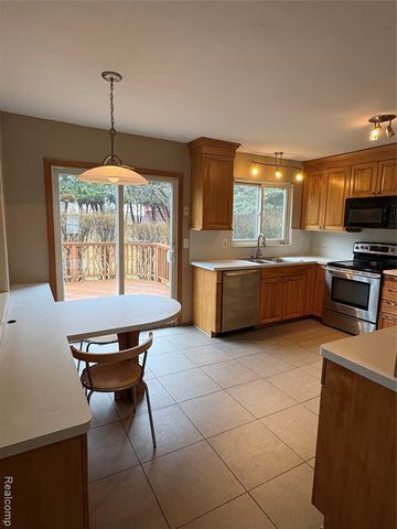 172 Parsons Lane, Rochester Hills, MI 48307