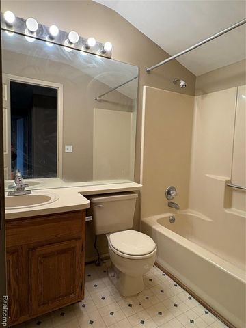 172 Parsons Lane, Rochester Hills, MI 48307