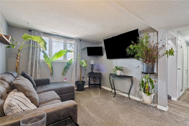 6812 Kelburn Lane NE, Cedar Rapids, IA 52402