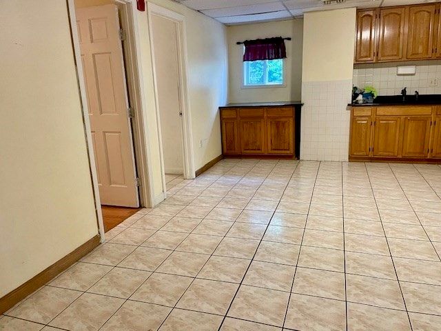 8-A Boylston 2B, Worcester, MA 01605