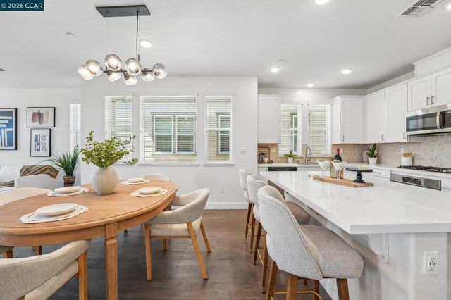 1902 Shasta Ln, Hercules, CA 94547