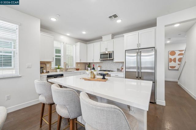 1902 Shasta Ln, Hercules, CA 94547
