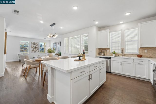 1902 Shasta Ln, Hercules, CA 94547