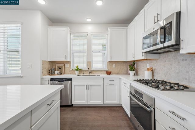1902 Shasta Ln, Hercules, CA 94547
