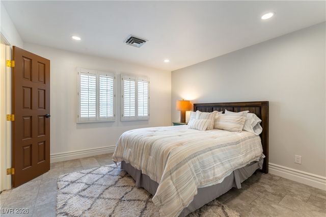 2845 Queens Courtyard Drive, Las Vegas, NV 89109