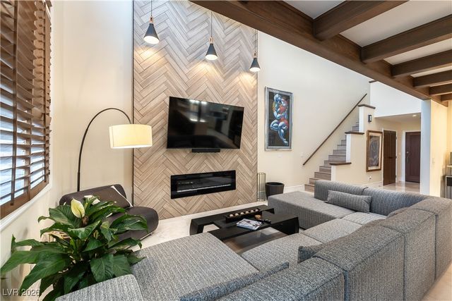 2845 Queens Courtyard Drive, Las Vegas, NV 89109