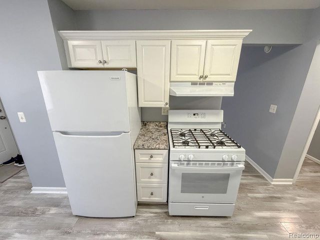 24943 Mayfair Street, Flat Rock, MI 48134