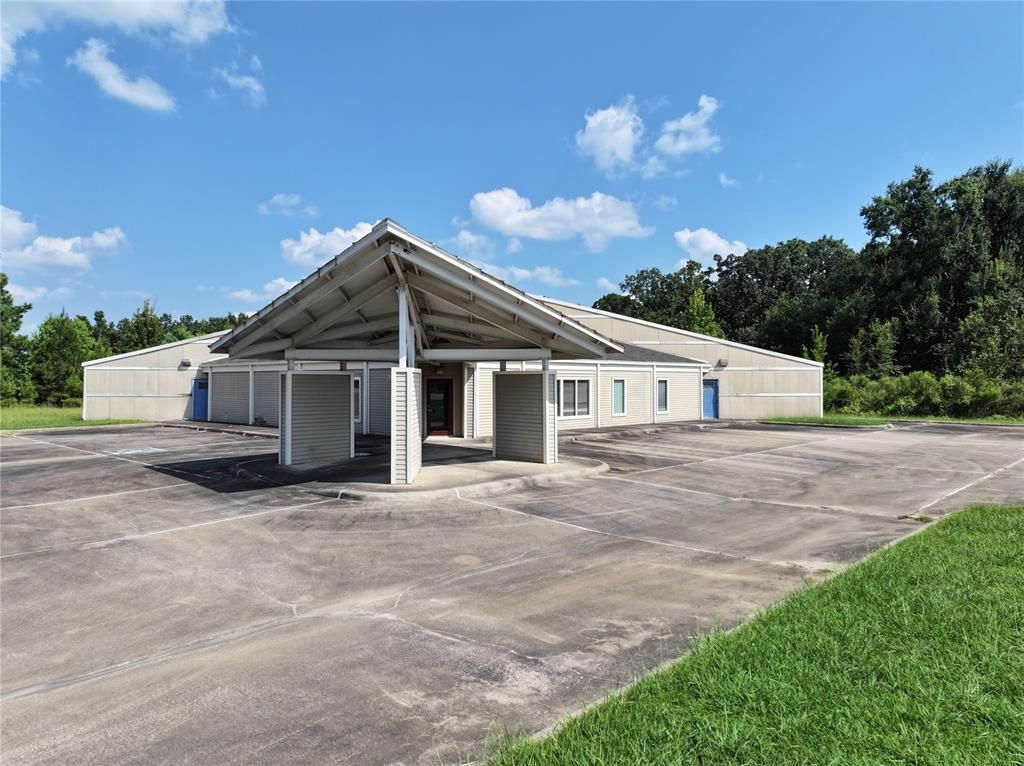 Image 1 of property listing at 1506 E Lincoln Road, Idabel, OK 74745