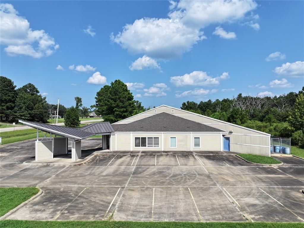 Image 3 of property listing at 1506 E Lincoln Road, Idabel, OK 74745