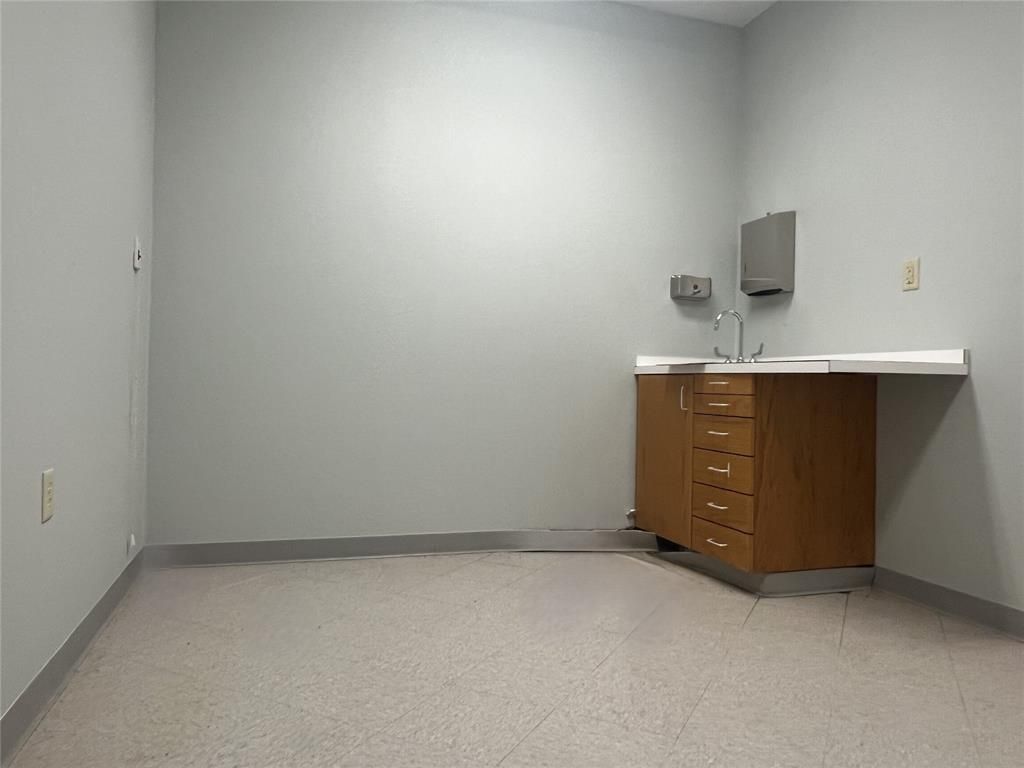 Image 28 of property listing at 1506 E Lincoln Road, Idabel, OK 74745