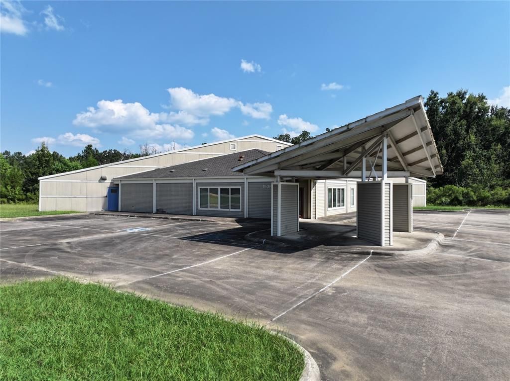 Image 7 of property listing at 1506 E Lincoln Road, Idabel, OK 74745