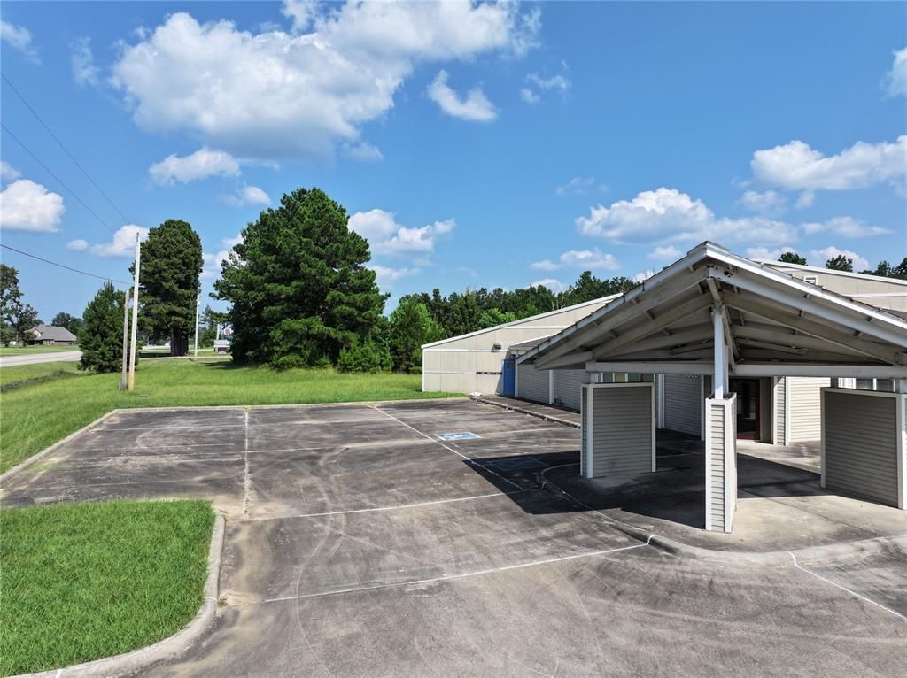 Image 9 of property listing at 1506 E Lincoln Road, Idabel, OK 74745