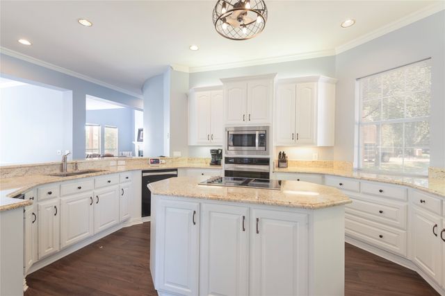 909 Hills Creek Drive, Mckinney, TX 75072