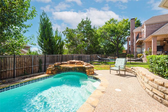 909 Hills Creek Drive, Mckinney, TX 75072