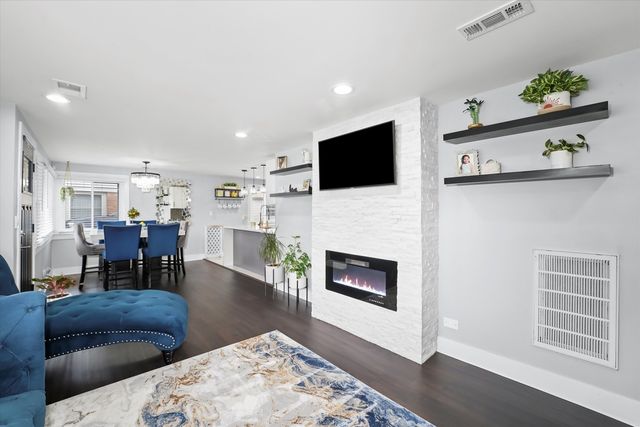 5044 Oak Center Drive, Oak Lawn, IL 60453