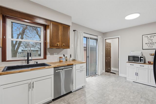 1063 Eisenhower Road, Hiawatha, IA 52233