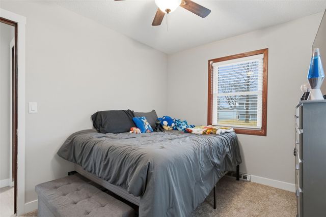 1063 Eisenhower Road, Hiawatha, IA 52233