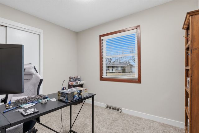 1063 Eisenhower Road, Hiawatha, IA 52233