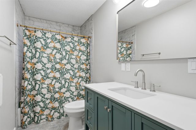 1063 Eisenhower Road, Hiawatha, IA 52233