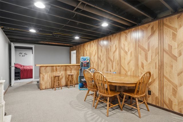 1063 Eisenhower Road, Hiawatha, IA 52233