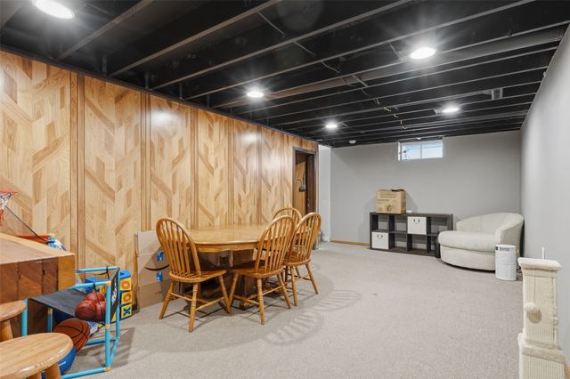 1063 Eisenhower Road, Hiawatha, IA 52233